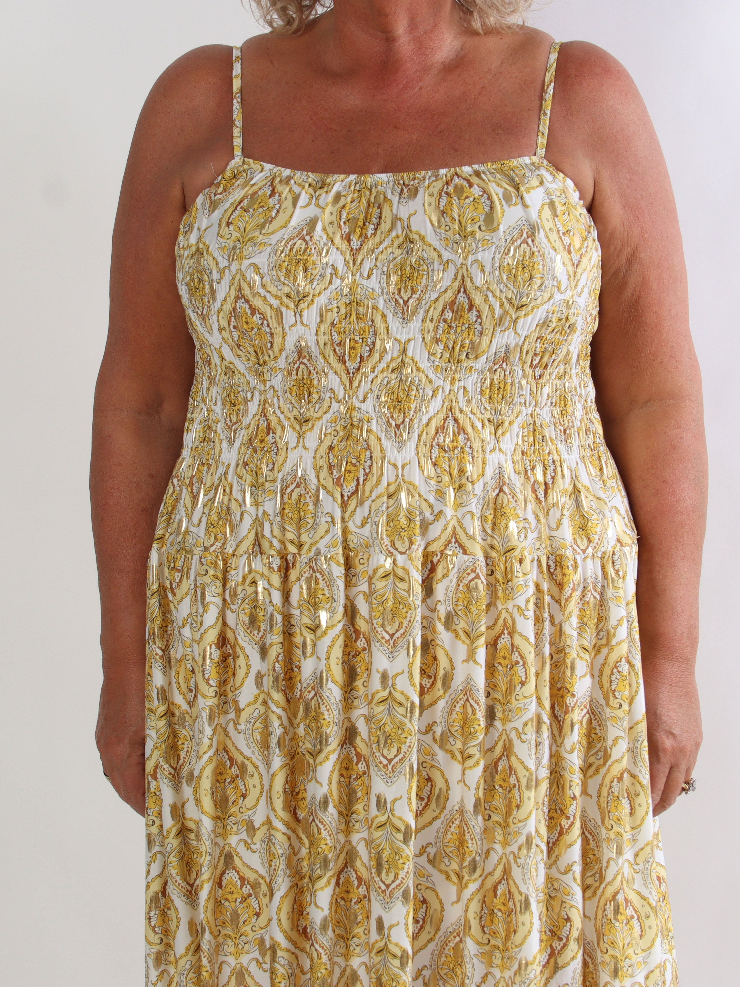Maira Oasis - Plus size stropkjole med guld dutter og smock henover brystet